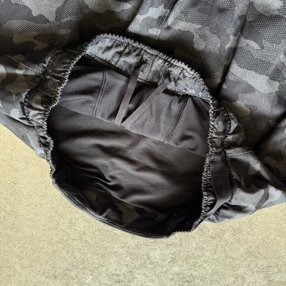 Men's Lululemon Variegated Mesh Camo Black Lined Surge Running Short 6" Sz Small - Picture 6 of 6